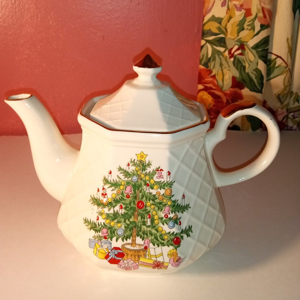 CHRISTMAS TREE WITH PRESENTS PORCELAIN COLORFUL TEAPOT